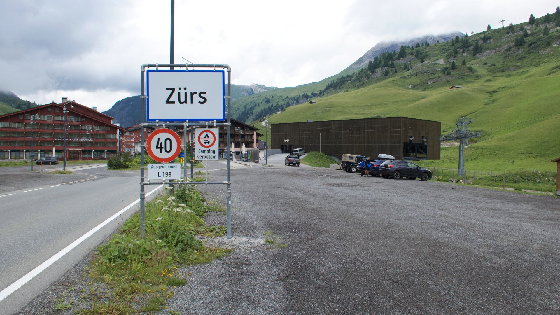 Parken In Zürs - Parkplatz Trittkopfbahn Am Ortseingang