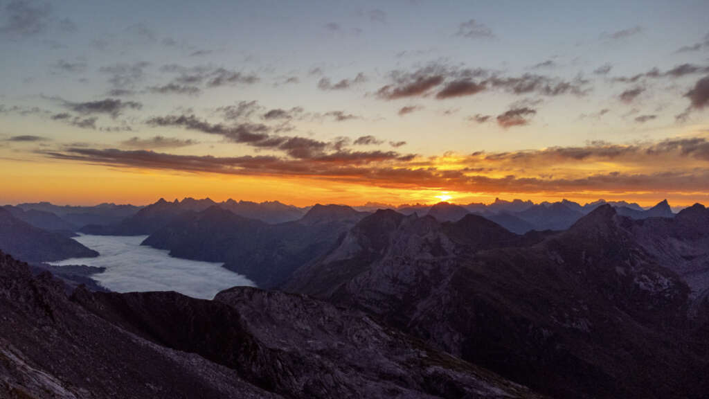 Freizeit: Sonnenaufgang auf dem Berggipfel - Spuller Schafberg